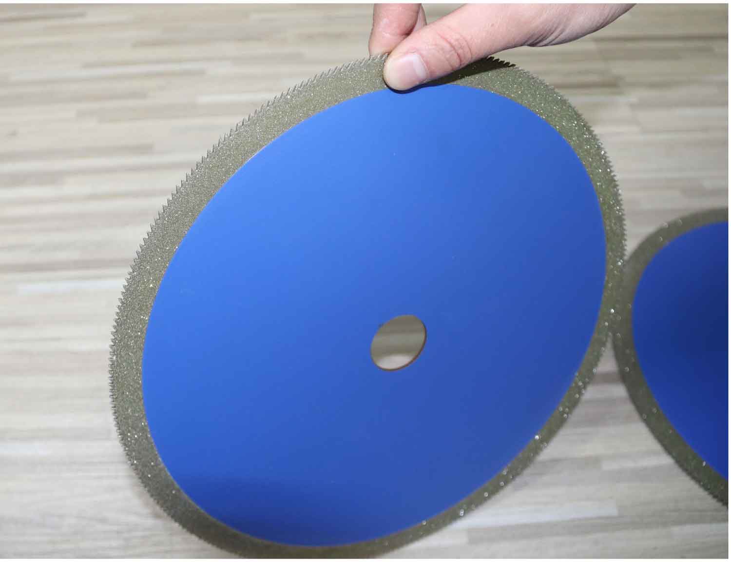 Dense toothed saw blade